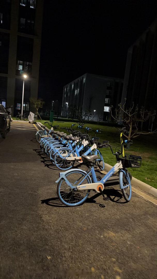 早上下楼没抢到共享单车蹭同事的滑板车 下课去食堂吃饭蹭同事打的菜 下雨没开车没带伞蹭同事的车回宿舍 这就是我心里的大同社会[心]愿天下大同 ​