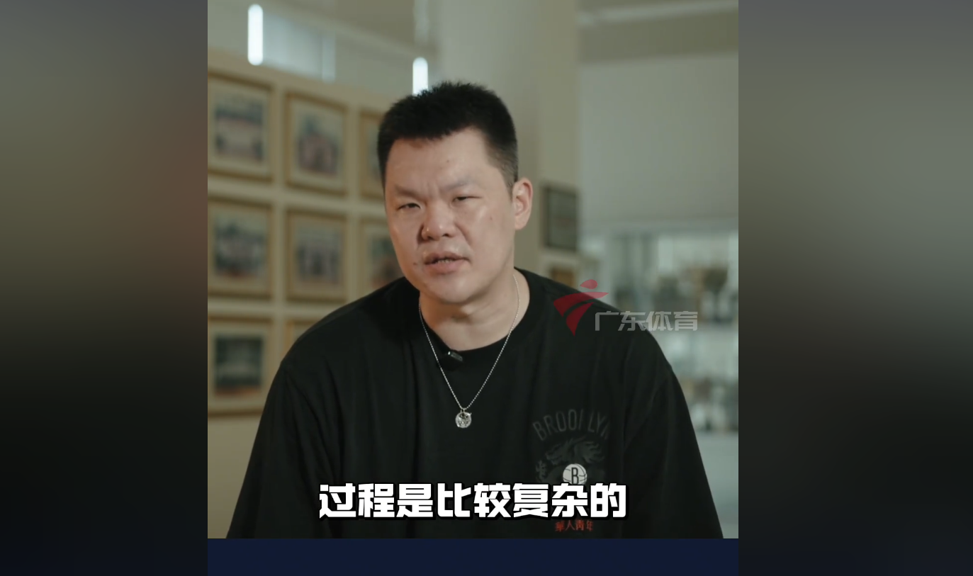 朱芳雨措手不及！

就在今天上午，前广东男篮大外援萨林杰在个人媒体发文宣布正式退役，并且晒出大学期间打球的照片和在广东男篮效力期间的照片，预示着第一站和最后一站的意思！

对于萨林杰的退役，广东男篮朱芳雨反倒是遭到球迷的吐槽，因为萨林杰可是朱芳雨执意要签回来的，没想到萨林杰早就做好退役的准备，难怪在