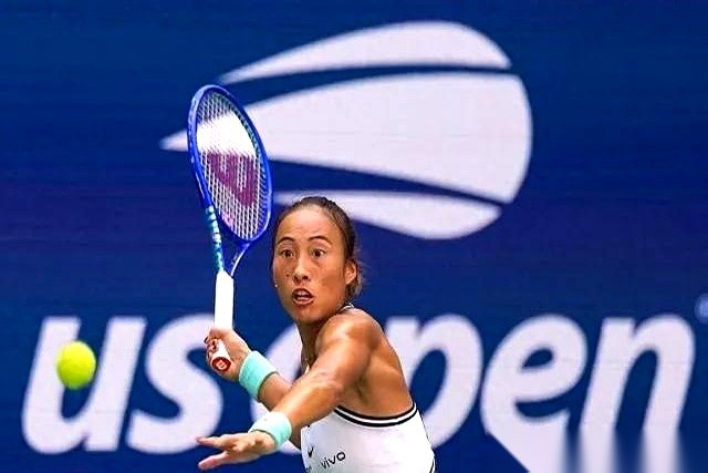回顾莱巴金娜拿下美网女单冠军、登顶新科世界第一的整条晋级线，里面藏着一个极具戏剧性的细节。
她一路连斩三大强敌，但整届赛事真正让她命悬一线的“死劫”，不在决赛，也不在半决赛，而是在八强战里，郑钦文打丢的那一记穿越球。
把镜头切回那场八强战的决胜盘。计分板死死卡在4比4，莱巴金娜的发球局。郑钦文硬是拼