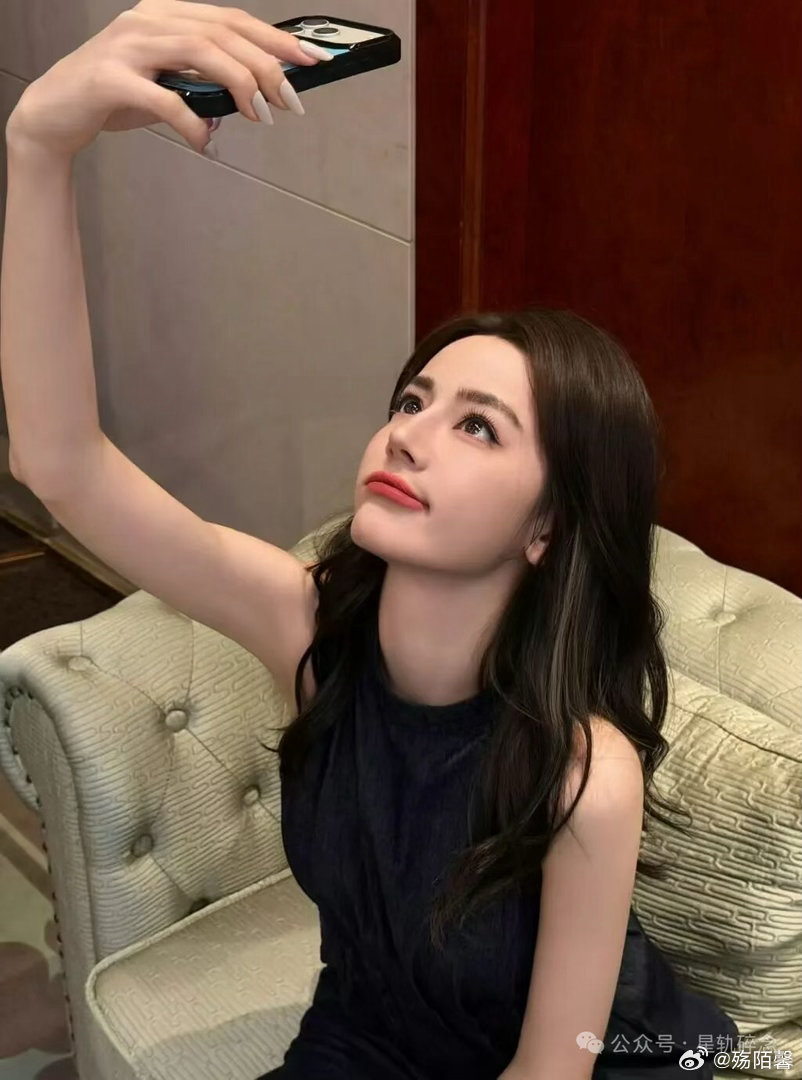 #迪丽热巴[超话]#  最美姐姐#巴黎偶遇迪丽热巴了# ​