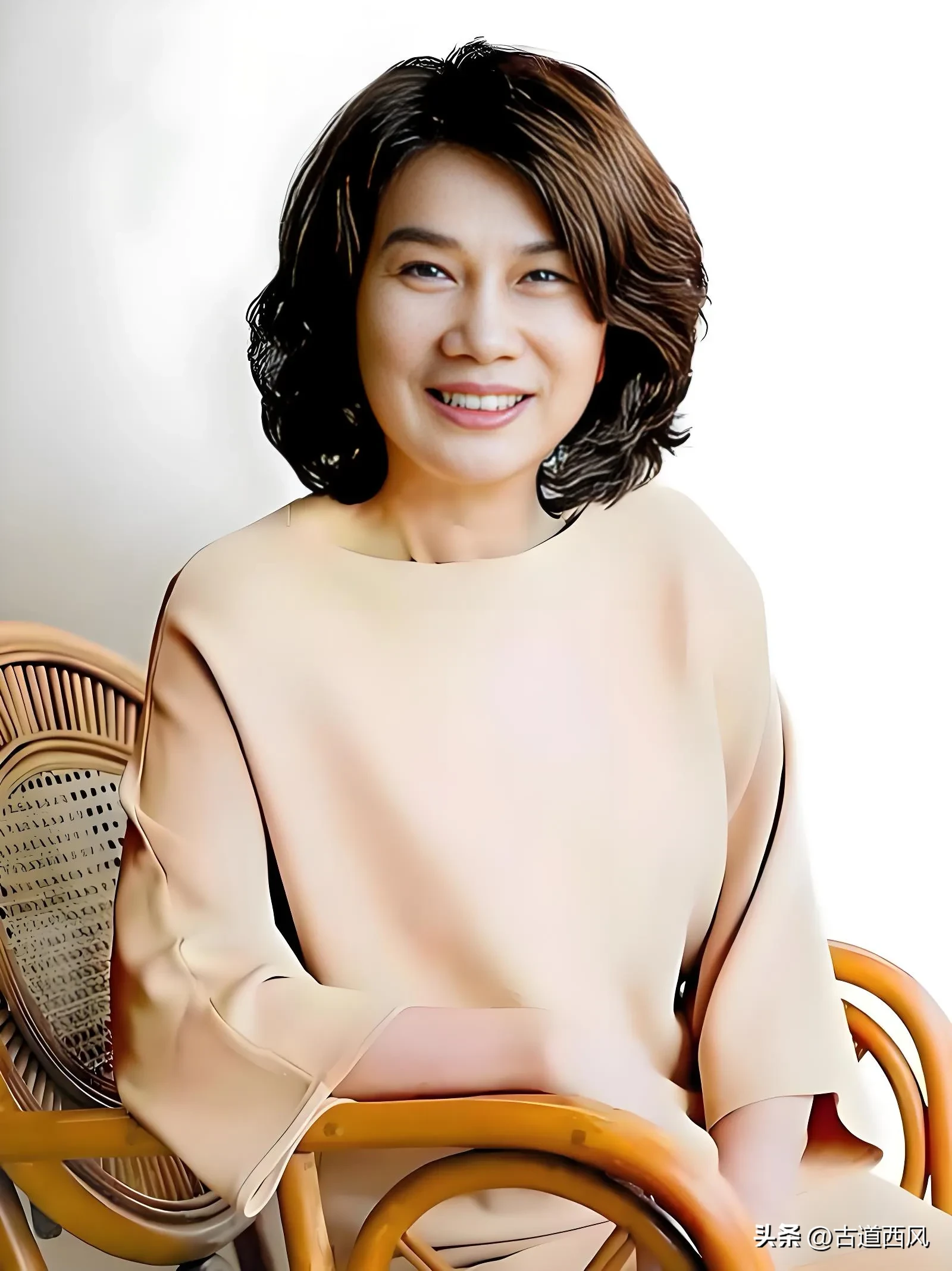 董明珠卸任格力电商法人，张幸磊接棒，是“放手”还是放权‌？
这两天家电圈最热闹的消息，就是董明珠把格力电商公司的法人职务给卸了，接棒的是在格力渠道里摸爬滚打多年的张幸磊。相信不少人刷到新闻第一反应都在猜，“格力这是要变天了？董小姐不管线上直播带货了？”
其实，这位在市场上拼了几十年的“铁娘子”，压根