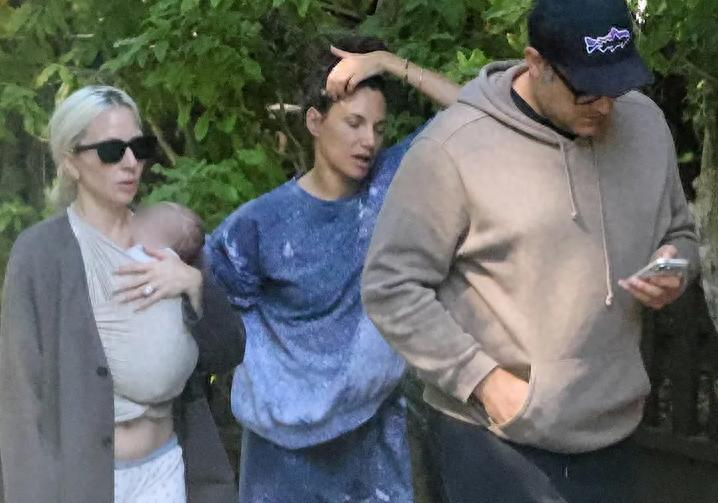 LadyGaga代孕生女陷双标争议大批老粉脱粉
近日美国娱乐媒体TMZ曝出独家大料，40岁的顶流天后Lady Gaga，悄悄和未婚夫迈克尔·波兰斯基迎来了两人的第一个女儿。
曝光的官方出生文件写得明明白白：孩子全名Rose Bean Polansky，今年6月9日深夜11点19分，出生在洛杉矶知名的