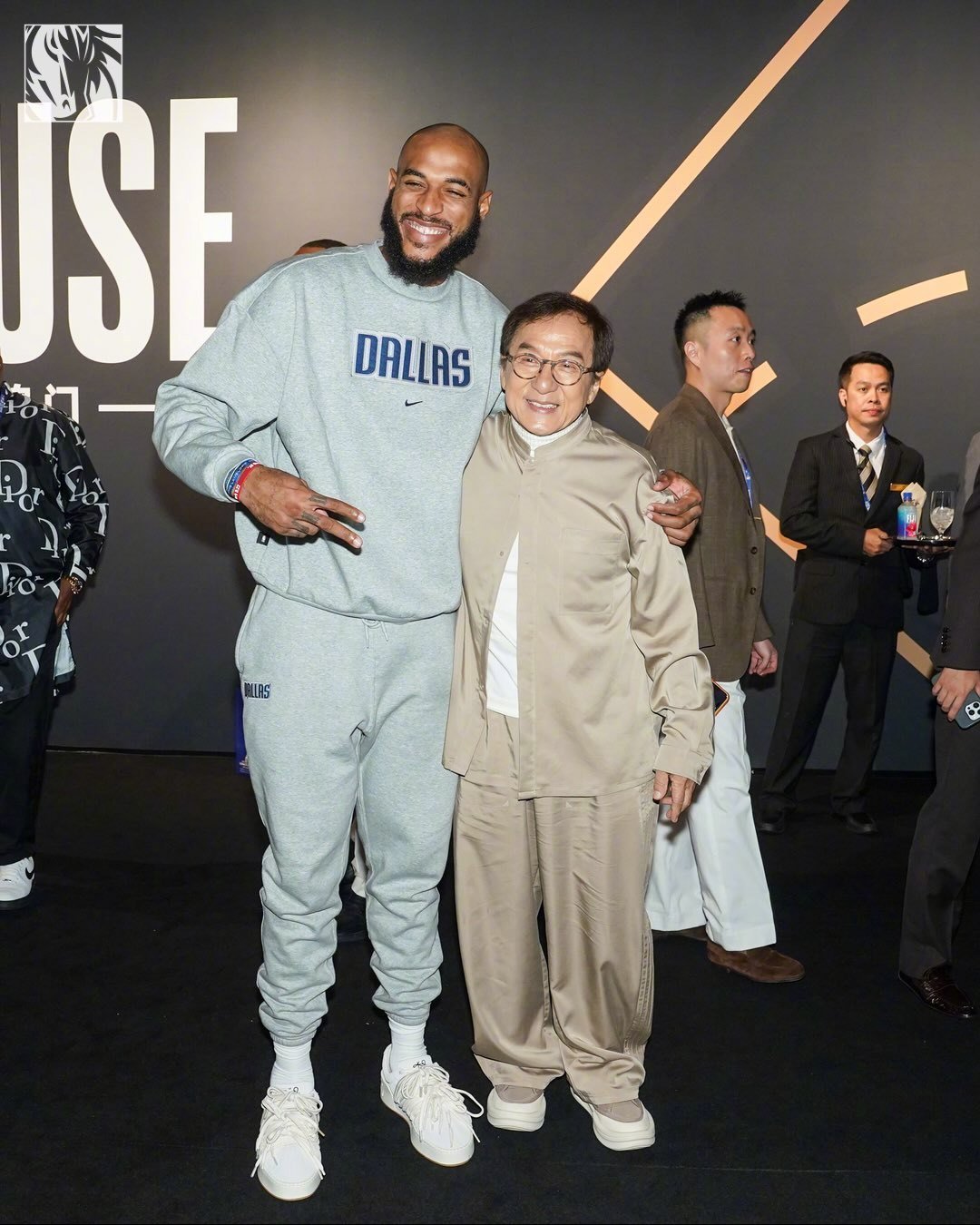 平时都是被球迷追捧的NBA球星，但见到成龙，也难掩一脸追星的兴奋。成龙大哥这国际影响力，确实不一般！

#nba中国赛2026##NBA[超话]# ​​​