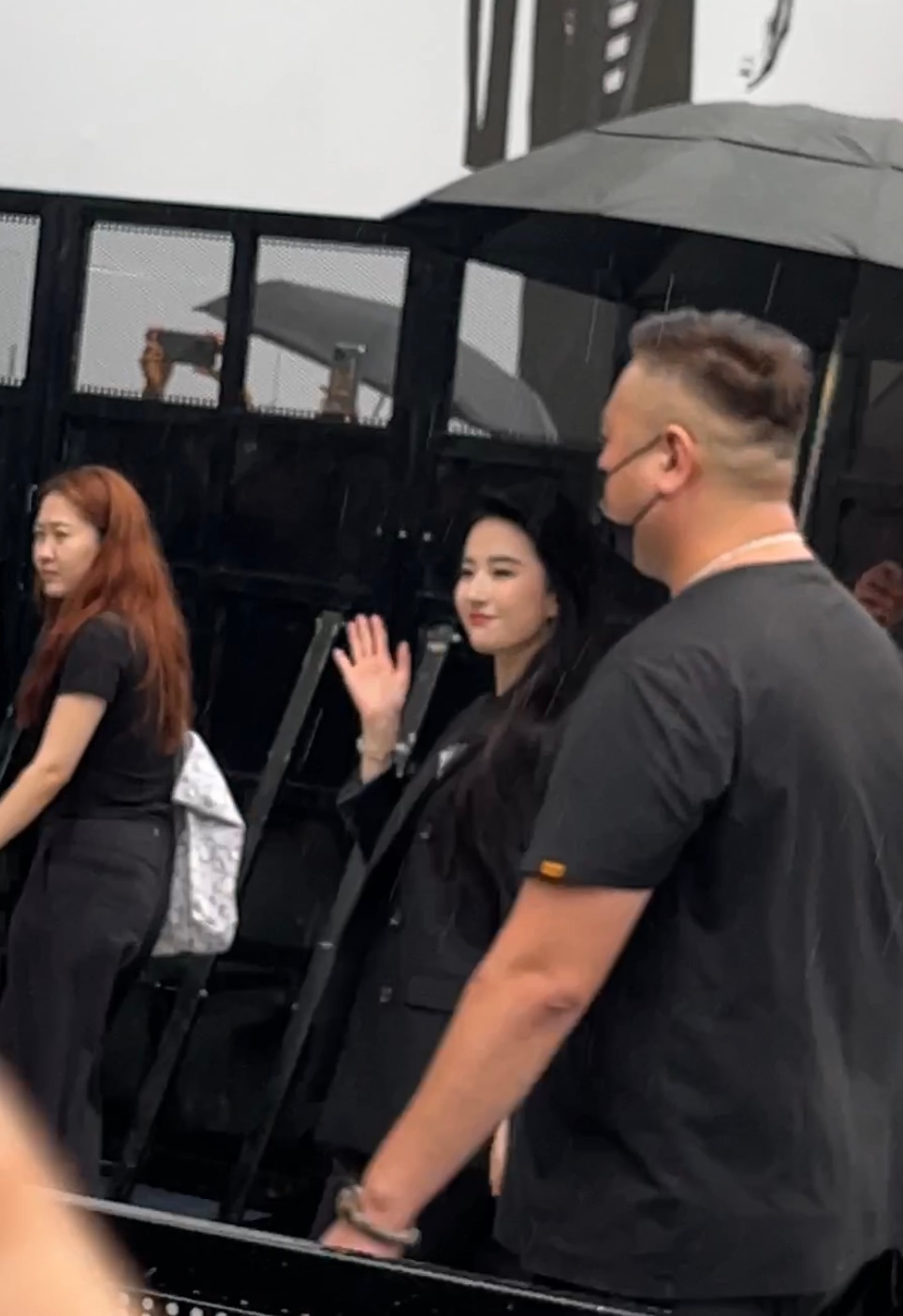 #刘亦菲[超话]# 该怎么形容那一瞬间呢？我甚至已经分不清楚脸上到底是雨水还是泪水了！看到你出来的那一瞬间大脑一片空白，我每天盯着手机看着杂志的人她现在就在我眼前离我不到3米！生理性流泪➕喉咙发酸，为了这一刻我等的太久！去年生日的遗憾错过现在已经补回来了，因为我看了你两次（进场➕退场） ​