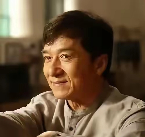 成龙的“补锅爱情”火了：打了一辈子世界的大哥，终于学会给妻子递一碗热杏仁茶
在演艺圈拼了大半辈子的“大哥”成龙，这辈子拿过数不清的奖杯，身上的伤连起来能绕片场好几圈，却在半夜刷家里监控的瞬间，被画面里的背影砸红了眼眶。72岁的林凤娇独自坐在客厅的灯光里叠衣服，背微微驼着，每一个动作都慢得像被时间拉成