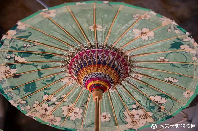 【读文】1. 入夏了，不由想起童年弄堂乘风凉的事。母亲下班回家，第一件事便是吊来几桶井水，朝着家门口的弹硌路泼去降温。晚饭时分，不少人家拿出一张能拆卸的小方桌，搁在家门口，一家人挤在一起吃冷泡饭、绿豆粥。小菜放在桌上，隔壁邻居都能一目了然，夜开花、鸡毛菜、长豇豆、番茄冬瓜汤、咸菜毛 ​