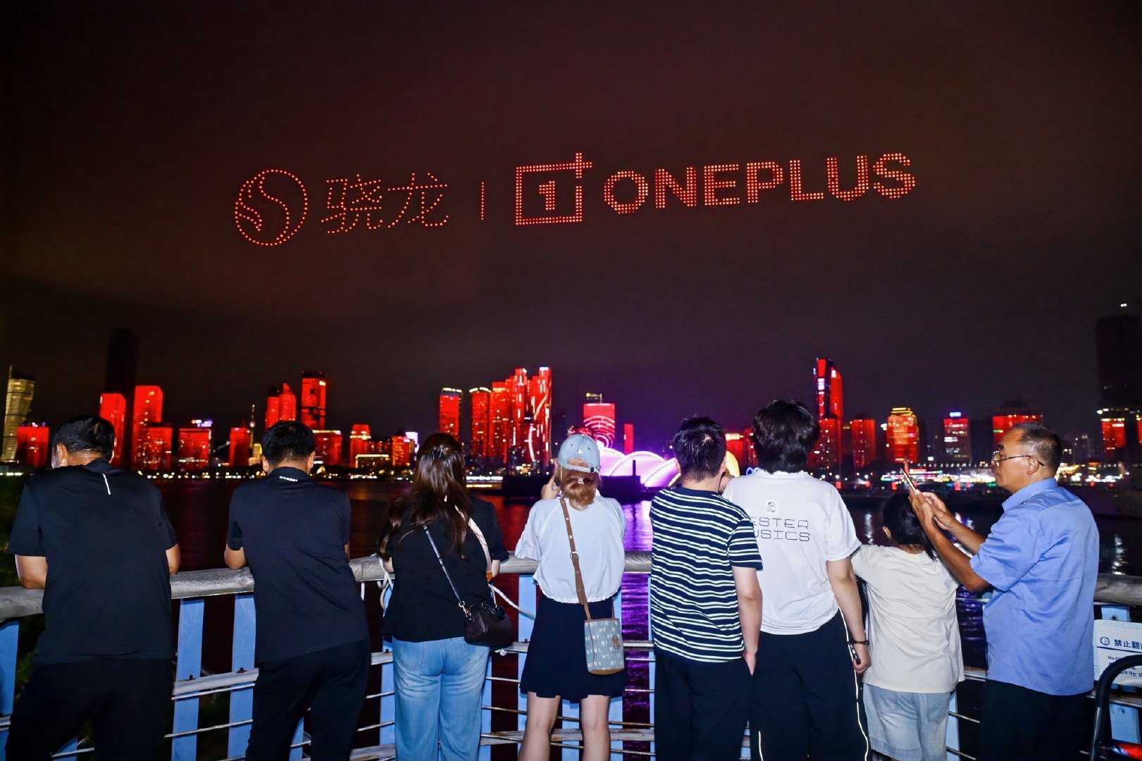 虽然人没在青岛现场，但是已经被青岛的夜空刷屏了，这场无人机灯光秀冲击力好强，这就是骁龙一加给我们带来的震撼吗？！好羡慕在现场的宝子[悲伤]

#今晚抬头的青岛人赢麻了##2026PEL夏季赛总决赛# ​