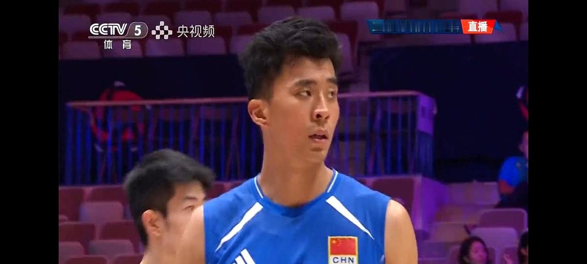 打捷克吞零蛋，打韩国丢掉四强门票，中国男女排同时交了最昂贵的学费。

世联赛上女排被捷克队连下三局。转头看亚锦赛，男排小伙子们对着韩国队一顿猛扣，比分还是定格在1比3。

吊诡的是这两个对手咱们在热身赛刚赢过。一到真刀真枪拼刺刀，人家连咱们发球找谁、扣球走什么线路都摸得门清。老底全在友谊赛亮光了，对