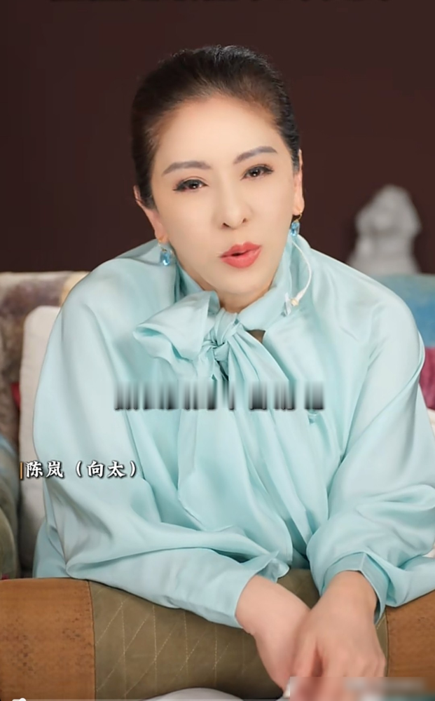 向太一句长女比长子苦万倍，直接把何超琼拽回台前。
她本考上了瓦萨学院英国文学系，被赌王一句话摁头改学商科。喜欢陈百强，没结果。1991年那场三天三夜、嫁妆十个亿的世纪婚礼，换来的老公是许晋亨。
两人根本过不到一块儿，她拼事业，他随性，分居多年，2000年才官宣离婚。离完婚不哭不闹，扭头把信德、美
