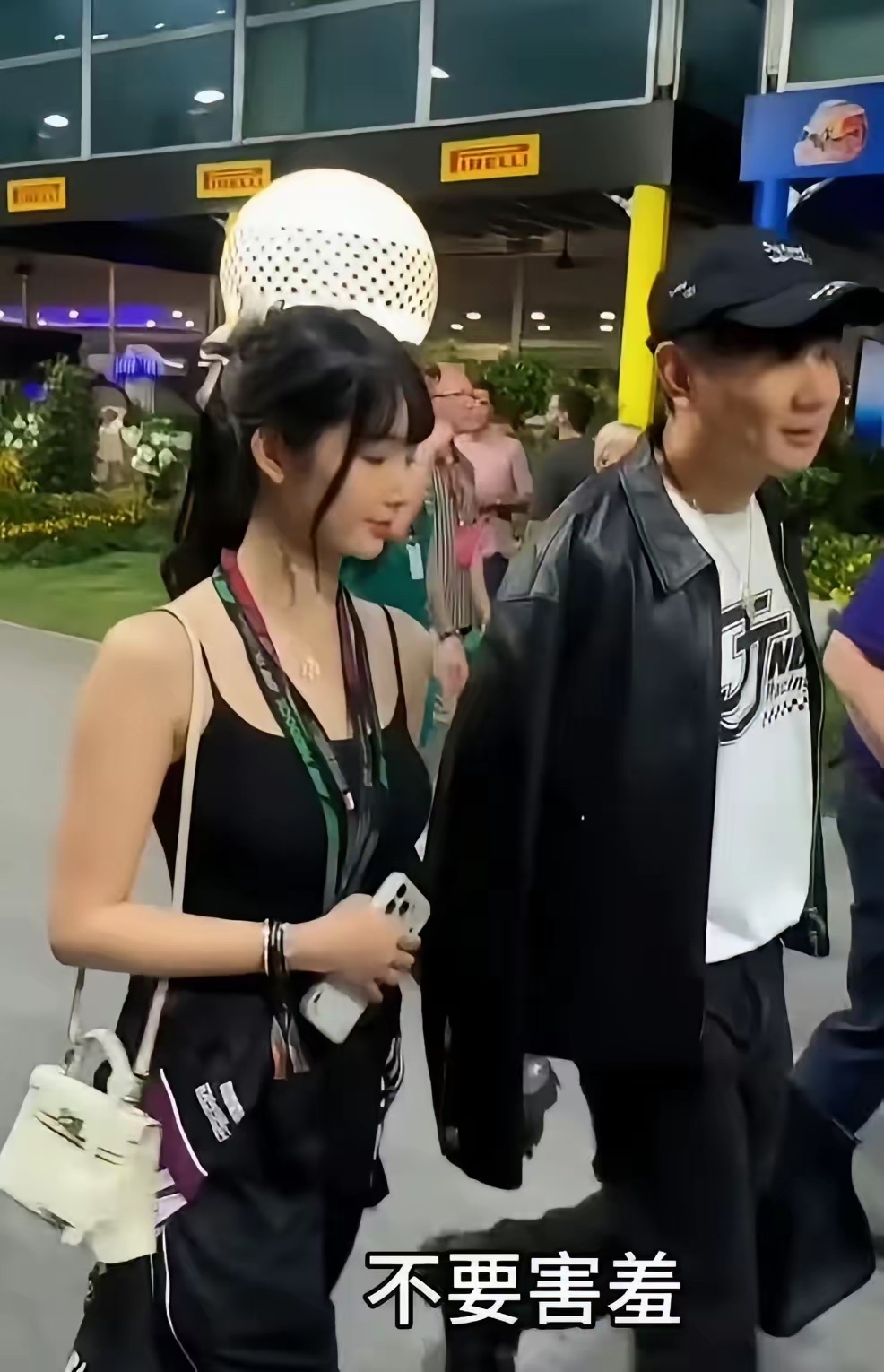 林俊杰和七七大概率不会分开。
不是因为别的，是林俊杰是真的很宠她。两人一起去看F1，全程手牵手。发现有人拍摄，他还贴心叮嘱七七，面对镜头别紧张害羞，像长辈疼小姑娘一样。
虽然两人差了21岁，但相处状态松弛大方，不躲镜头，看着甜蜜安稳林俊杰