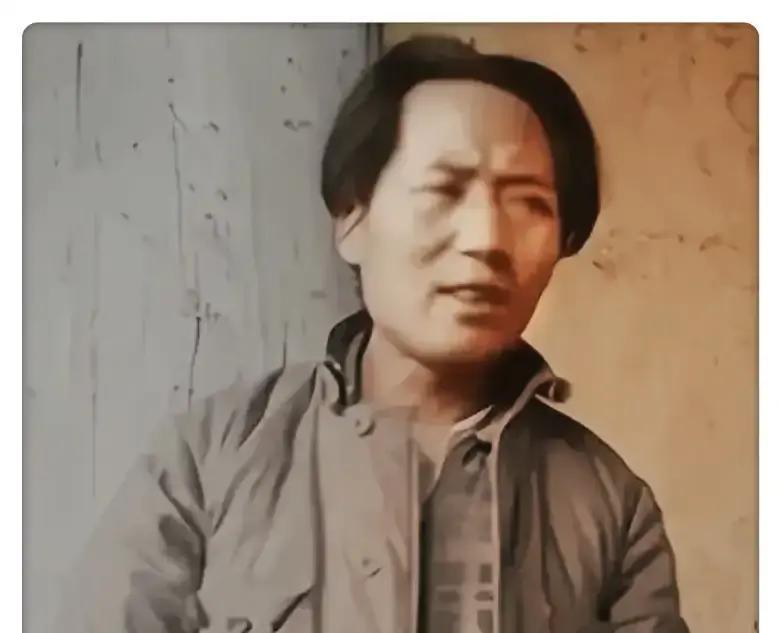 晚年贺子珍回忆说：其实还在长征开始之前的那段时间里，毛泽东就已经显露出了他在军事指挥上的过人天赋！
朱德把铅笔往地图上一搁，抬头看警卫员：“请润之同志来一趟，说我有事请教。”
指挥部的煤油灯跳动着，多数参谋主张固守。他们围着沙盘争论：大樟岭岔路太多，夜里走容易撞进敌人怀里。不如依托山坳，等林彪的主力