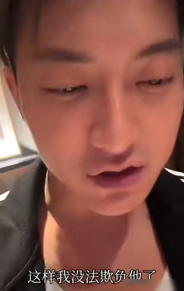 黄子韬给邵子恒发消息，对方没回，他直接炸了，语速快得徐艺洋都插不上嘴。
徐艺洋就在旁边笑，一句“人家可能没看见”，黄子韬更急，说兄弟不能不回消息。结果徐艺洋补了句，你要真关心，就再去问问，上次我送考他你都没去。
黄子韬瞬间卡壳，嘴硬说“我那是忙”。徐艺洋也不争，就看着他。一个急，一个稳，这俩人过