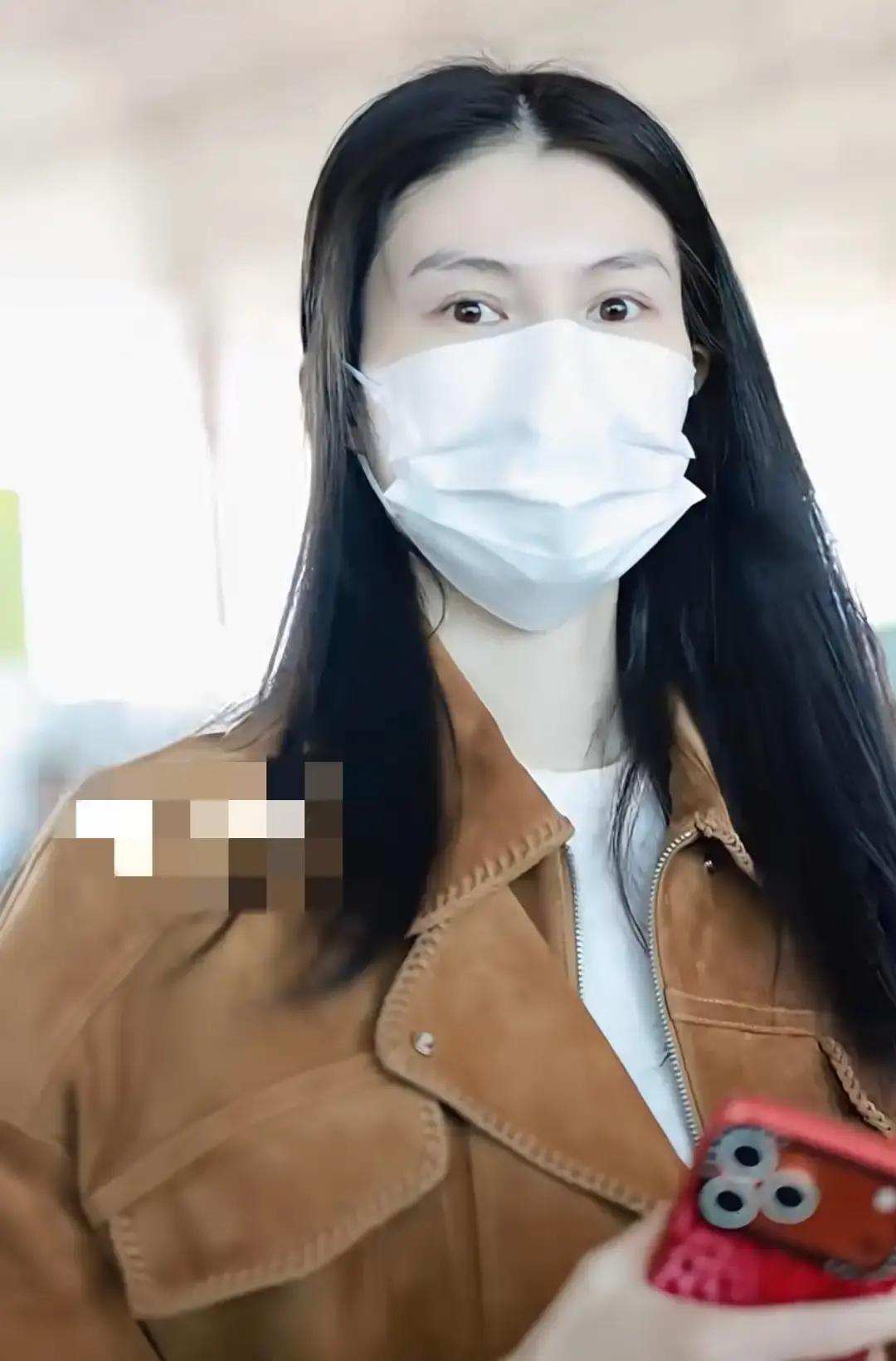 维密大秀办得热火朝天，刘雯和奚梦瑶都在台上大杀四方，偏偏被称为维密亲女儿的何穗连个影子都没见着。
网上一堆人开始乱猜，说她是不是生完孩子状态垮了、年纪到了，被大牌直接淘汰出局。
直到10月21号有人在北京机场碰见她，这事才算看明白了。
纯素颜，眼袋看着明显有点浮肿，步子迈得飞快，完全就是一副赶