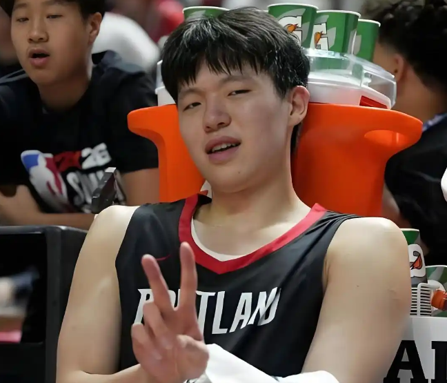 NBA季前赛，开拓者击败国王。中国新星杨瀚森出场贡献4分，防守积极；阿夫迪亚砍下26分，状态火热。开拓者攻防流畅，最终拿下胜利。
 
这场比赛最终的分差定格在110比98，开拓者在客场干净利落地带走了一场胜利。
 
比赛的走势其实挺出乎不少人的预料，开拓者在上半场就早早建立起了巨大的领先优势，攻防两