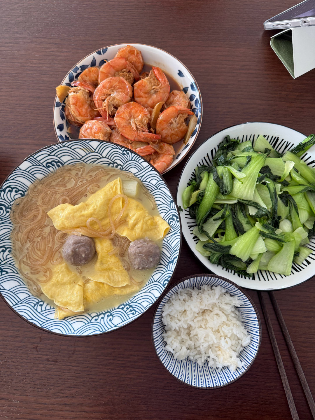 #空巢厨房# 蛋饺粉丝汤是新菜。

一角的pad表示今天在家。因为她又在看新三国下饭。 ​