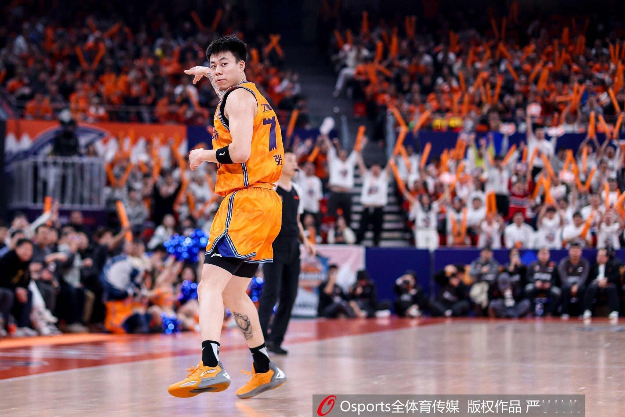 2025-2026赛季CBA常规赛圆满落幕，上海久事大鲨鱼男篮以38胜...