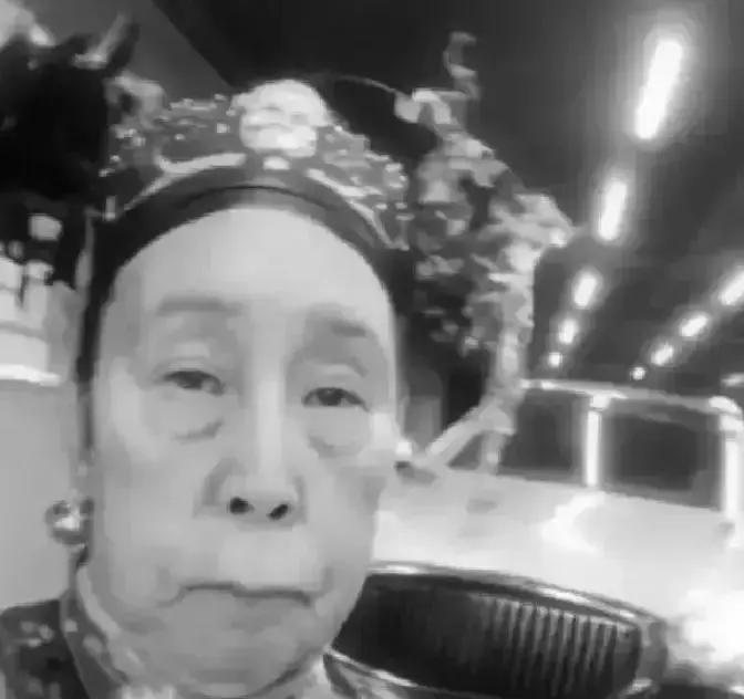 1900年，慈禧狼狈逃窜至山西首富乔家，临行时，慈禧让乔家借她 10 万两，乔致庸扑通一声跪倒在地：“30 万都行，但您得留下一样东西。” 乔致庸细说要求，慈禧大笑：“这有何难？“

满屋子随驾的官员、太监都屏着呼吸垂着头——这一路从京城西逃，接驾官员稍有不慎就被摘了顶戴，谁都不敢这时候触老佛爷的霉