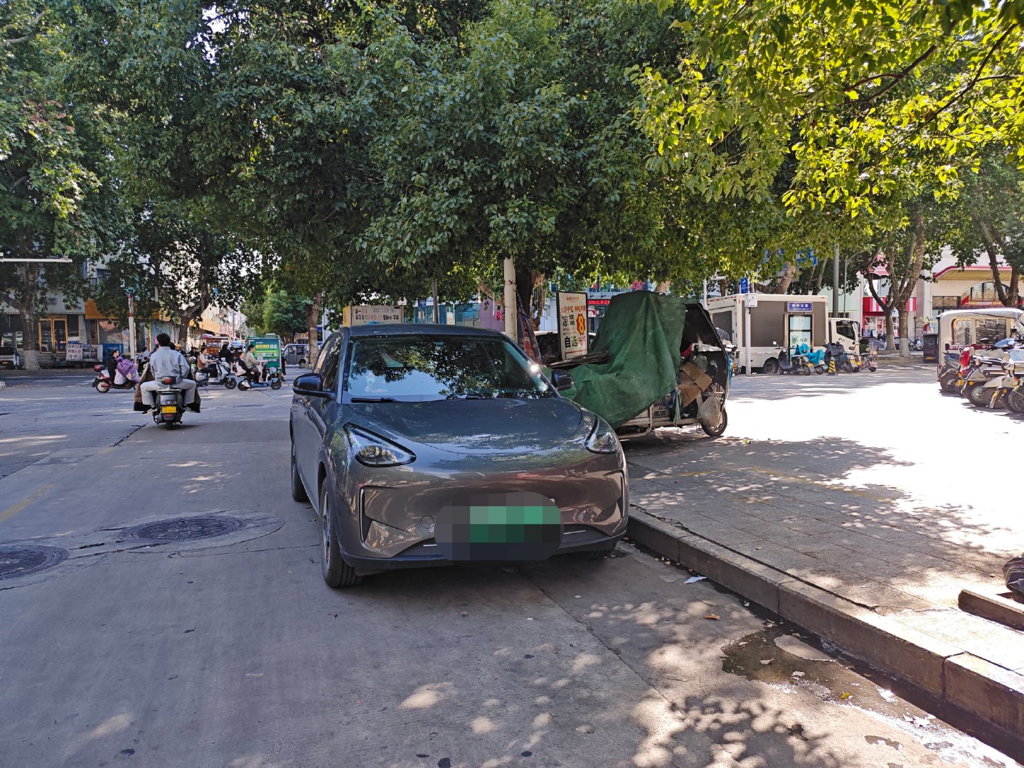 管你啥车，能见度都不能跟#吉利星愿# 比，随便逛条街路边停车的都有四五辆……

这就是两年80多万销量的含金量，拿啥比？[doge]

#新能源大牛说# ​