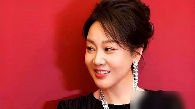闫妮又“微醺”了？别逗了，人家刚官宣要去飞天奖。
邹元清说，她妈那状态压根不是喝酒，是骨子里的松。倪虹洁也补了一刀：片场一喊开机，闫妮眼神立马变，跟换了个人似的。
私下里，她闷头啃《小巷人家》的剧本，一句词能抠半天。戏外呢，46岁那年离婚，现在56了，上李静节目直接说：我单身，还信爱情。
新电