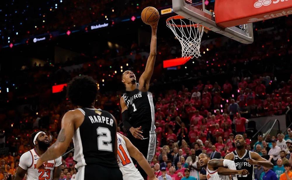NBA总决赛迎来G3较量，尼克斯回到主场迎战马刺，目前尼克斯大比分2-...
