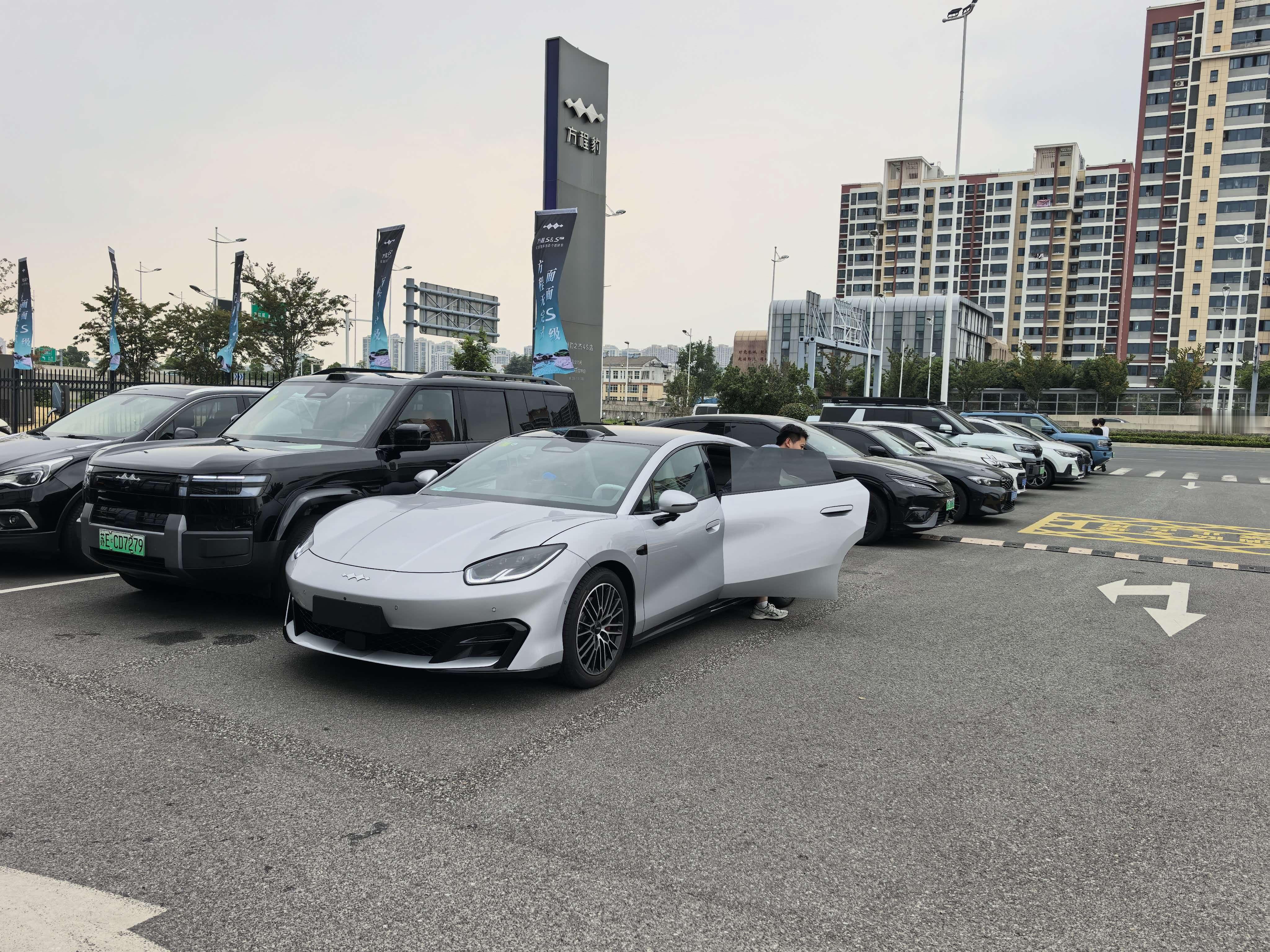 比亚迪方程豹S火爆程度远超钛7，今天去方程豹4s店准备看看方程S，妈哟试驾等了一下午人山人海啊，火爆程度比去年钛7还火