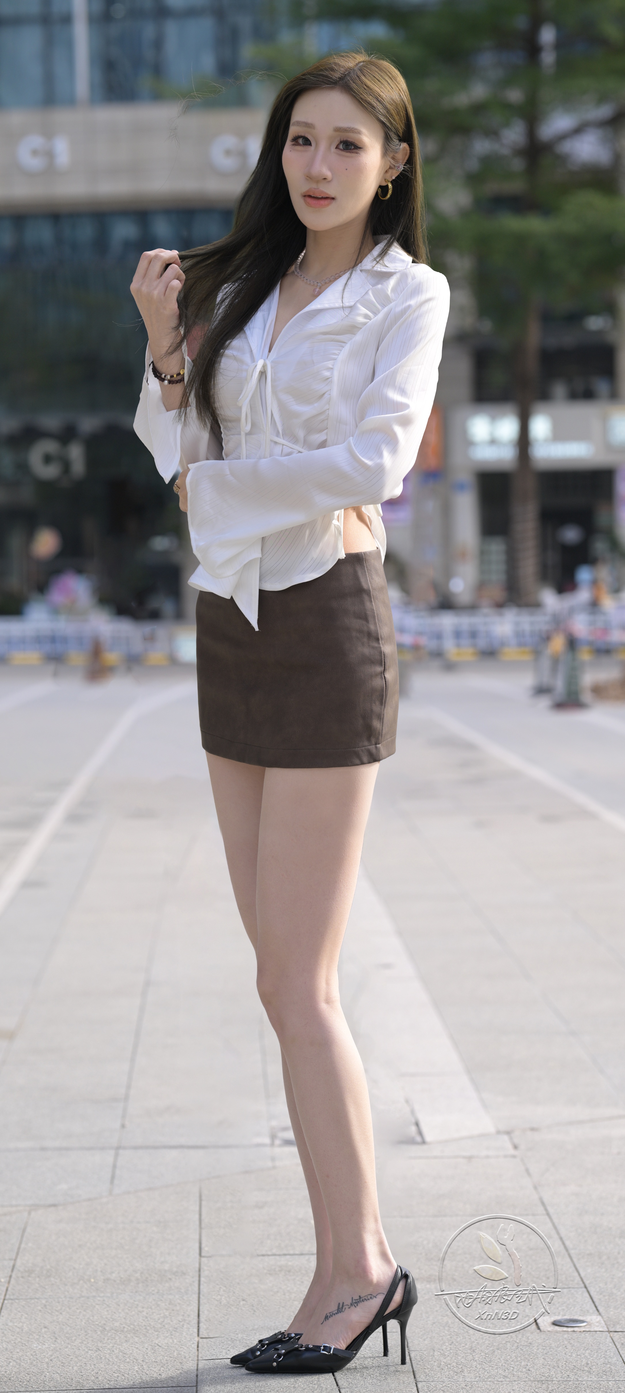 月亮与6便士 白色衬衫棕色皮裙小姐姐 腿精一枚 极致长腿小姐姐 更多美...