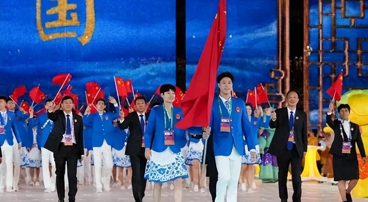 2026爱知县名古屋亚运会开幕式，怎么没看到孙颖莎，难道国乒只去了一个人。不少观众看完直播，都在弹幕和评论区提出这个疑问。
 
代表团入场的环节，镜头来回扫过人群，始终没有出现孙颖莎，王楚钦还有其他国乒选手的身影。现场只有国乒领队到场参加开幕式。很多球迷心里开始打鼓，是不是队员出现伤病，或者临时调整