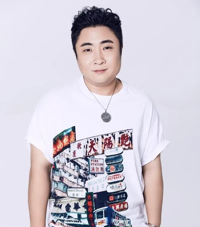 2012年，众多明星客串大鹏的《屌丝男士》，大多拍完就全身而退，没有留下固定标签，唯独一个人被大鹏“坑惨”了。
 
那就是在剧组里经常光顾洗脚城的乔杉。
 
在接到《屌丝男士》的时候，乔杉的事业正处在低谷。
 
那时候的他刚刚离开《爱笑会议室》，一时半会找不到工作。
 
正在迷茫彷徨时，他接到了大鹏