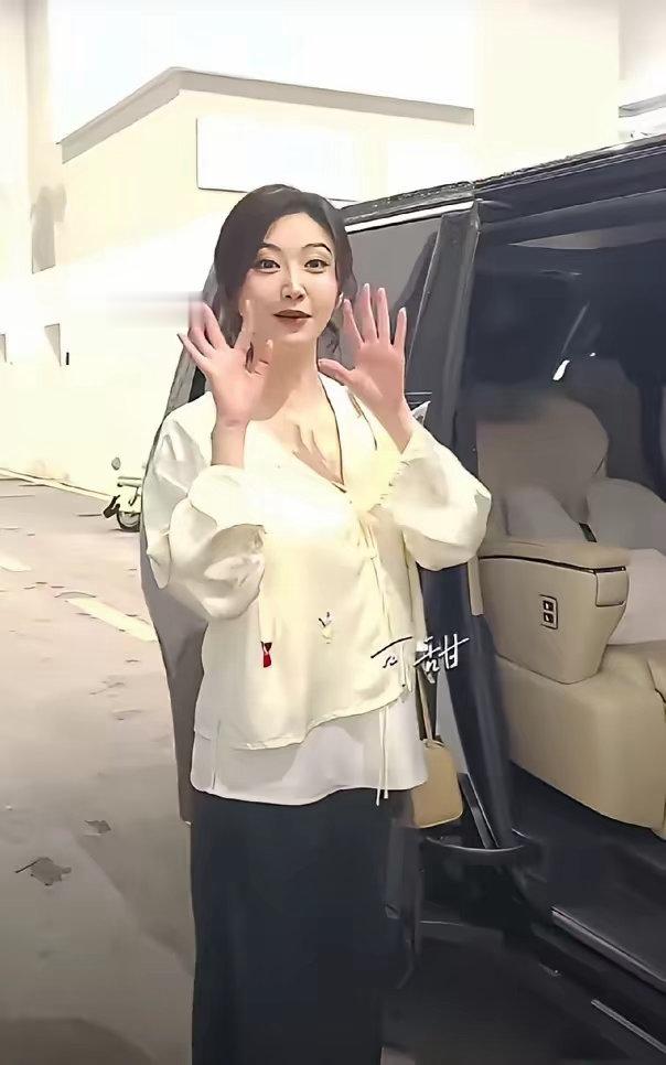 不是故意黑景甜，这次露面的状态，确实引发了全网热议。

9月17日，景甜最新拍摄的瑞丽封面正式释出，朱砂红裙执伞半遮脸的大片构图被夸高级感拉满，但拉近镜头后，眼窝凹陷、难掩倦意的细节被网友放大，不少人直指她灵气不再、长相变化大，还说她显了大妈感。

​点开这波讨论的热评区，点赞靠前的评 ​