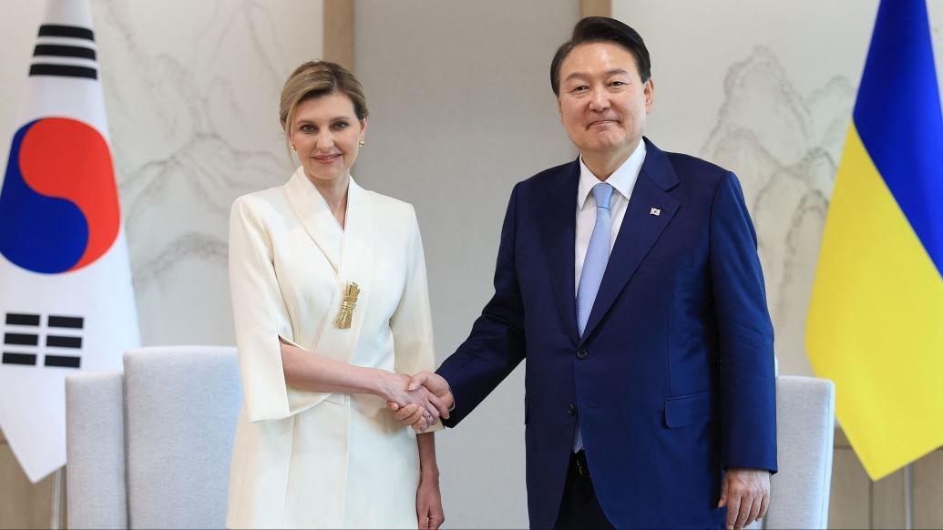9月23日乌克兰总统泽连斯基在联合国大会上公开披露，已将在俄罗斯库尔斯克地区被俘的两名朝鲜战俘移交给韩国，这打破了韩乌双方此前约定的保密共识。韩国总统李在明24日在社交平台发文谴责，称乌方行为令人遗憾，他认为朝鲜战俘移交涉及朝韩外交、国家安全与半岛局势的敏感问题，公开后的风险远大于收益。
针对韩方指