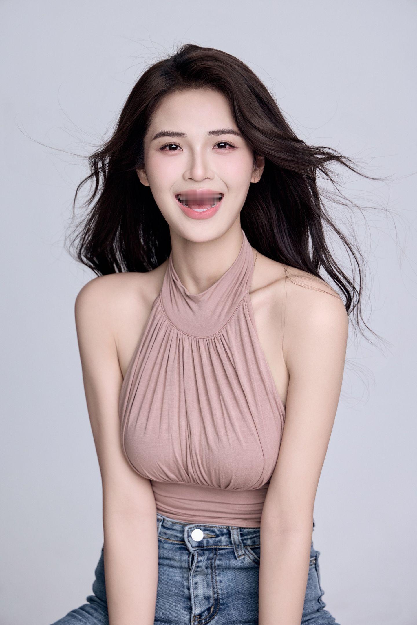 新人演员黄瑜萱的这组写真太有女人味了！  裸色挂脖上衣搭配破洞牛仔裤...