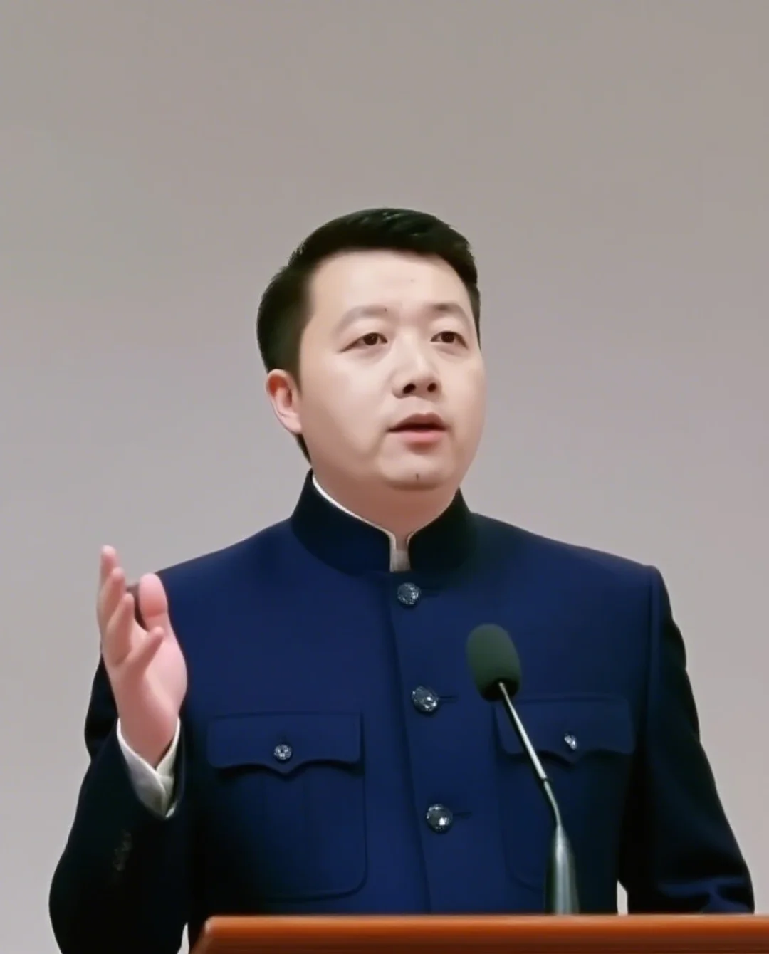 罗鸿：建议立法，取消私生子女继承权！
孩子没有选择出身的权利，生父对其法定抚养义务不能免除，要保障孩子基本生活、教育等生存权益，不能把成年人婚姻过错转嫁到孩子身上！
但抚养义务，绝不等于理所应当享有婚内夫妻共同财产的继承权！现实当中，部分婚外当事人，借着生育子女，企图瓜分原配辛苦经营得来的家庭财产。原配恪守婚姻义务，却要为另一方的婚外过错买单，婚生子女的财产权益也会受到侵害，这对合法婚姻里的妻儿极不公平！
现行法律保留私生子女继承权，初衷是保护未成年人，可客观上也容易变相纵容婚外不正当关系！不能让违背夫妻忠实义务的行为，还能通过生育子女获得财产上的收益！
法律既要兼顾人道主义，也要树立正确的价值导向！生存保障归生存保障，财产继承应当加以区分！保护无辜孩子的基本生存，同时守住合法婚姻家庭的财产底线，维护原配以及婚生子女正当权益，彰显法律对婚姻制度的尊重！