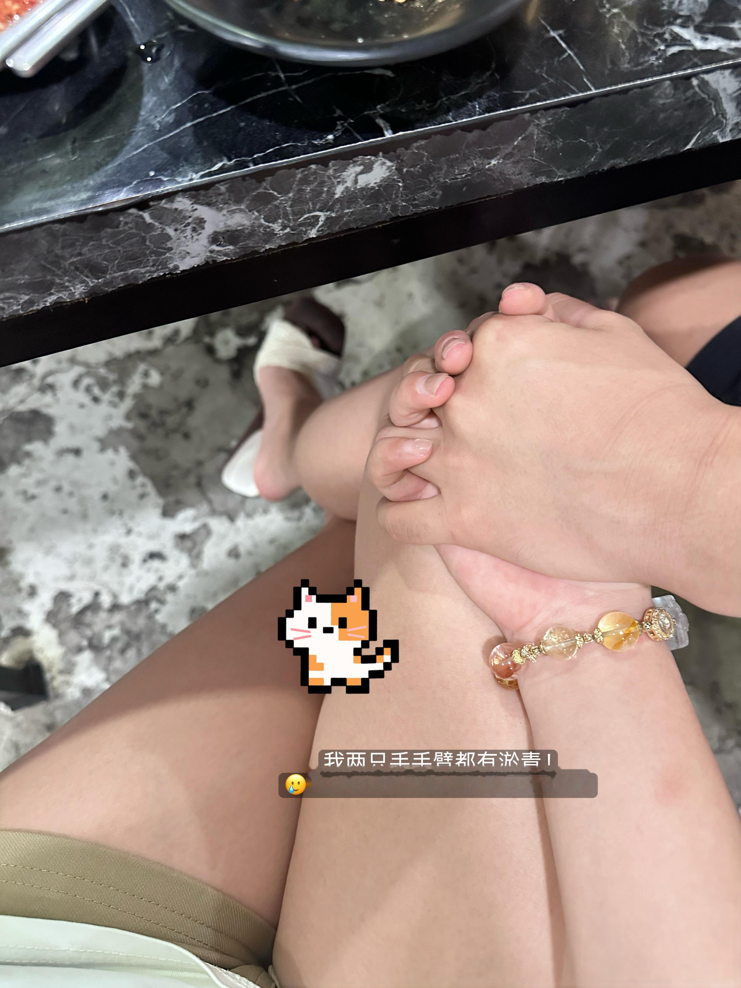 一些奇奇怪怪的安全感 “挚友式”恋爱💕1.落地第一顿饭就和他同学吃烤羊腿然后吃饭期间他拍了合照给阿姨（他妈妈），阿姨说中秋🥮要记得给我家买礼物，我听成了阿姨说我怎么那么瘦是不是给饿的哈哈哈2.今天莫名其妙和崽夫的老师一起吃饭原本我因为没化妆拒绝出门了！但崽夫P：“走！我同学说我们和老师一起吃饭～”P：“你真不想出门哇🥺走嘛走嘛”🧑🏫：“你对象来了一起来吃饭呀～”P：“可以等你化妆再出发”然后就耐心等我收拾化妆才出的门！3.人多的场合不会特别亲昵，也不会让我感受到被忽视，我俩会朋友去取菜的时候偷亲，吃完饭他总是在桌下用手指摩挲我的手4.我俩四天吃了至少四头蒜🧄…第一天羊肉我俩吃蒜，这两天在家做捞面条也是蒜汁拌的……今天吃烤肉也是我俩一口蒜一口肉的我俩真的是非常能吃到一块，回家还要接吻捏！！！