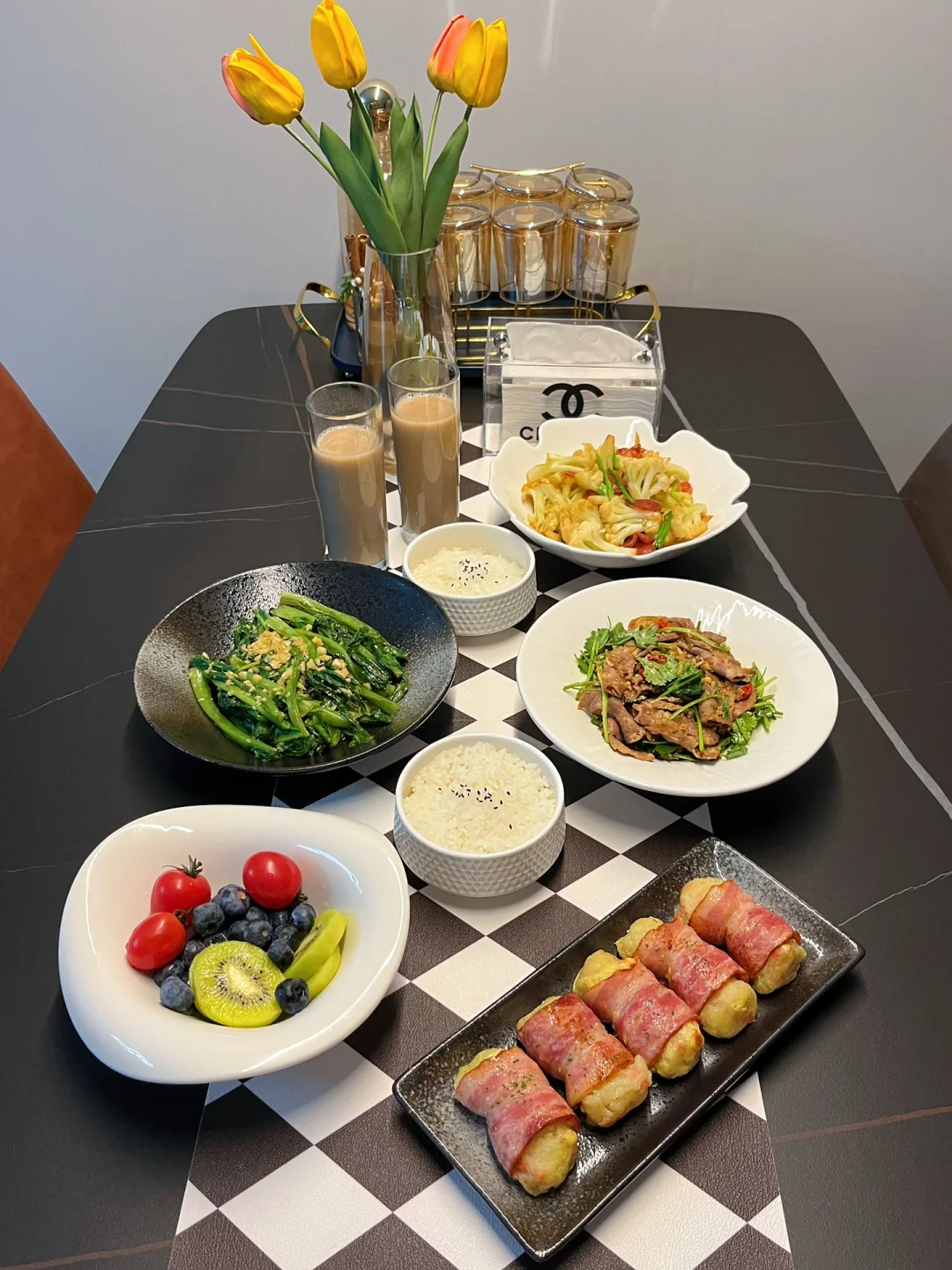 今天的晚饭打卡 | 香菜拌牛肉 | 培根土豆卷