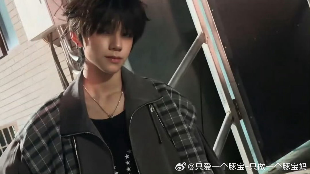 #王橹杰[超话]#  🌌#王橹杰 内娱101# 
黑夜过后就是黎明、我们陪你走过以后每个日日夜夜
​
