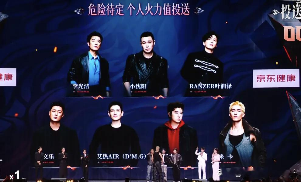 《披荆斩棘2026》二公舞台结果出炉：叶润泽被淘汰，下半场孙楠、曾辉、张卓尔唱《一路向北》夺得第一，颜安部落唱《天下过客》第二。
二公下半场，排名前二的是：孙楠部落、颜安部落，因此这两个部落成员全员直接安全。
上半场：曹骏部落中陈若轩因个人火力值低成为上半场的“淘汰待定”。下半场：小沈阳部落叶润泽因