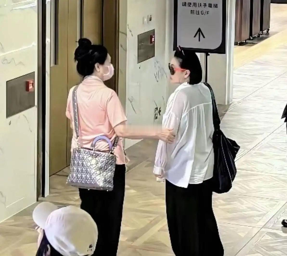 小S赴香港为84岁婆婆庆生，S妈身背迪奥包，看这状态很好 ​