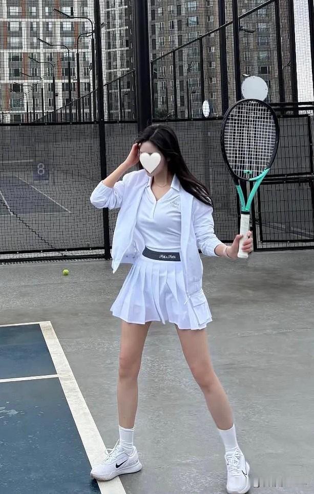 看到网球小姐姐汗流满面、活力十足的样子，我就想起于文文打网球时暴汗又活...