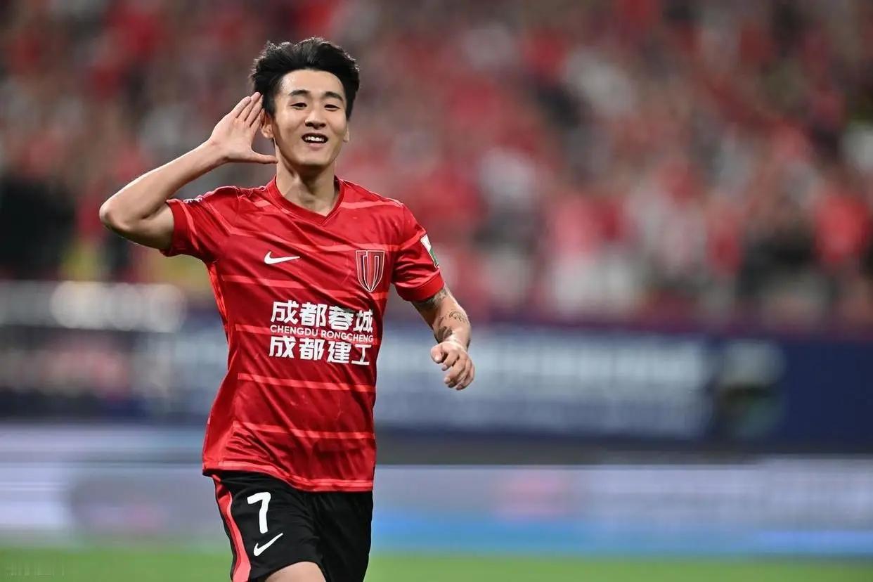 成都争冠关头韦世豪惹争议！队长赛后做手势，俱乐部至今沉默