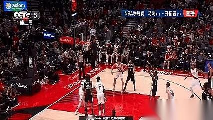 20岁的杨瀚森，终于拿到了他生涯第一个季后赛篮板。 他卡住位置，跳起来...