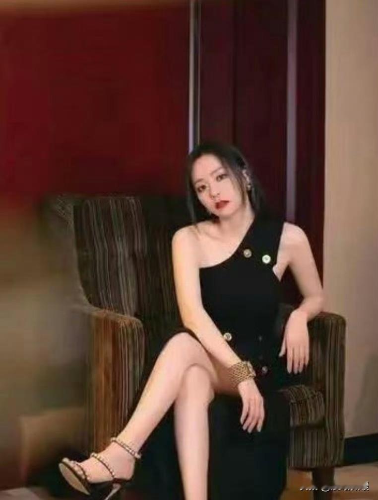 39岁张靓颖状态太绝！一袭黑裙优雅大气，成熟韵味扑面而来✨
 
张靓颖这组造型真的让人眼前一亮。
一身简约黑色斜肩连衣裙，精致配饰点缀其间，利落又有气场。
褪去了早年青涩，如今39岁的她多了一份从容舒展的熟女魅力，身材丰腴有致，气质沉稳迷人。
这么多年，她一直专注音乐，实力在线，状态也保持得很好。