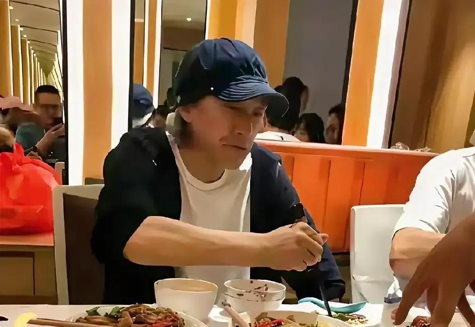 王晶冲着周星驰吼“你不想拍就滚”，那会儿星爷的片酬是一天120万港币

这事儿发生在1999年，拍《千王之王2000》，王晶请周星驰来客串，本来谈好的7天戏，结果拍到第6天就崩了

现场俩人因为一条戏怎么拍，一个要“这样”，一个非要“那样”，谁也说服不了谁，最后王晶当着全剧组人的面，让周星驰走人，星
