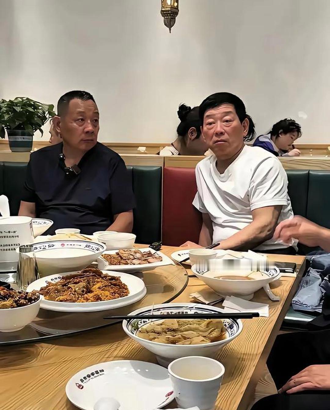 于东来与长城汽车董事长魏建军聚餐时的一幕，两人在一家普通餐馆，桌上是牛肉罩饼等一些家常菜，更没有酒水饮料。