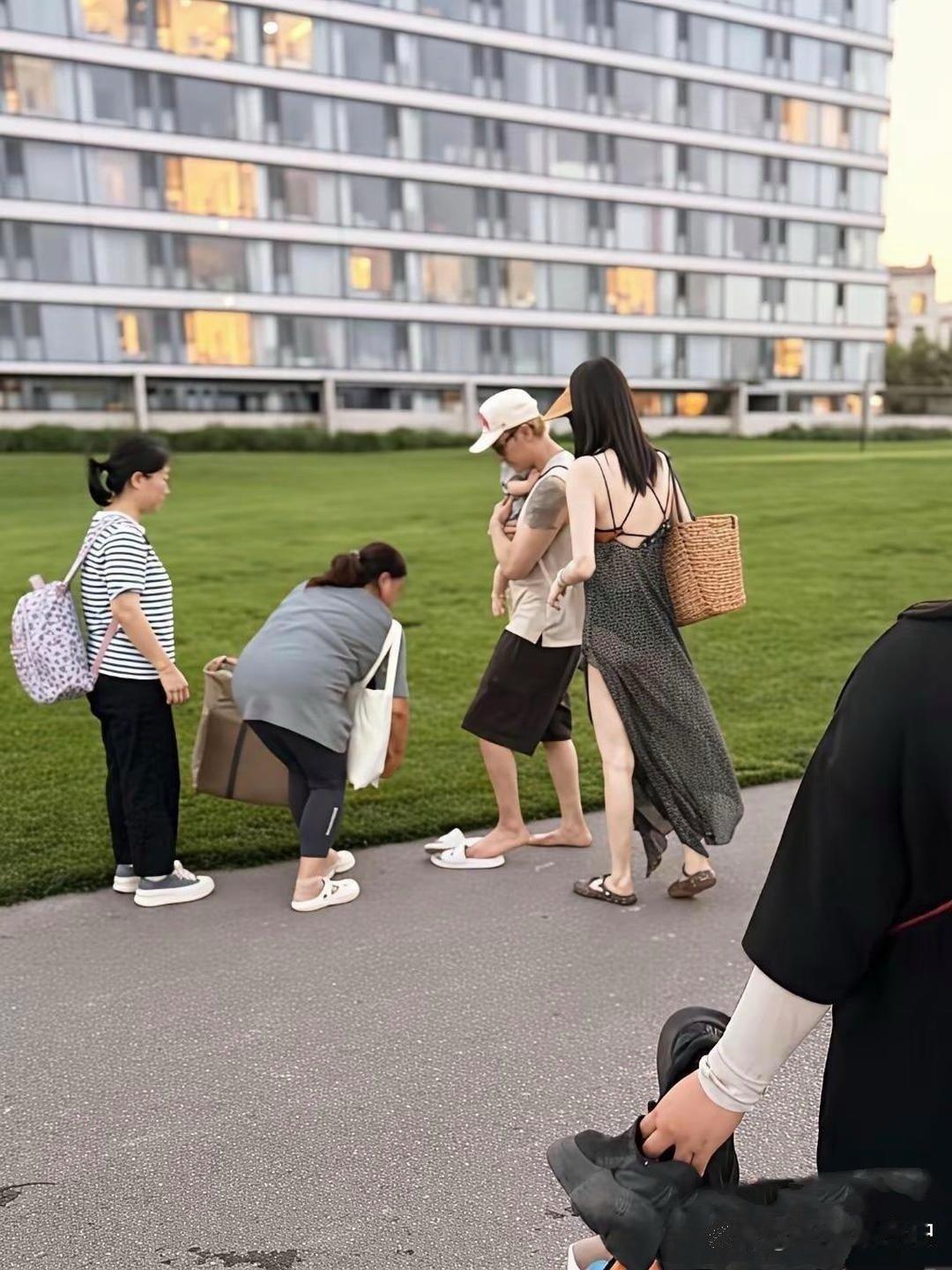 陈伟霆和何穗夫妻俩现身阿那亚游玩。陈伟霆当起奶爸，小心翼翼抱着自家儿子，动作十分温柔。何穗个子高挑、皮肤白皙，走在人群里格外惹眼。 ​