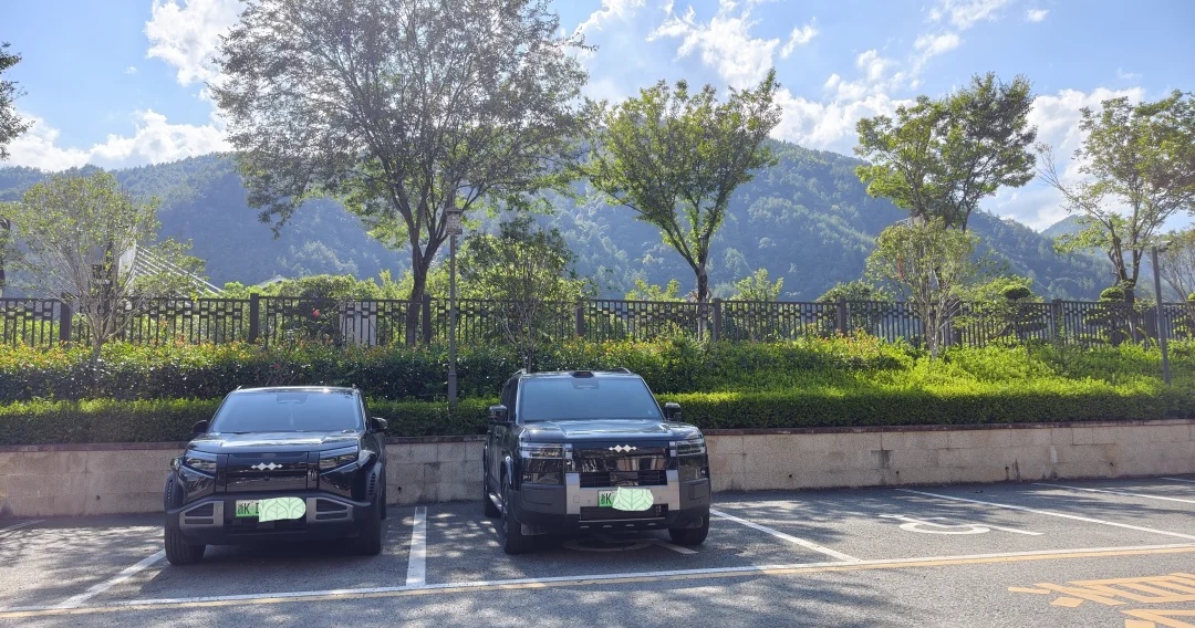 当方程豹钛7遇上方程豹钛3……
今天去医院，我的钛7无意中碰上了这辆钛3，刚好两辆都是黑色款。这俩在一起，好像大哥和小弟，莫名喜感。黑色款，耐看的。
轻越野开创者及引领者