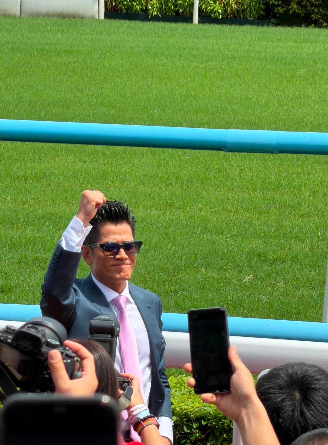 60岁的郭富城现身香港赛马会沙田马场献唱开锣主题曲冲冲冲，作为特邀嘉宾登台带来久违的唱跳表演，他身形挺拔，头发浓密，状态极佳，舞台舞步利落、气息平稳，看样子依旧保有“亚洲舞王”的实力。 ​