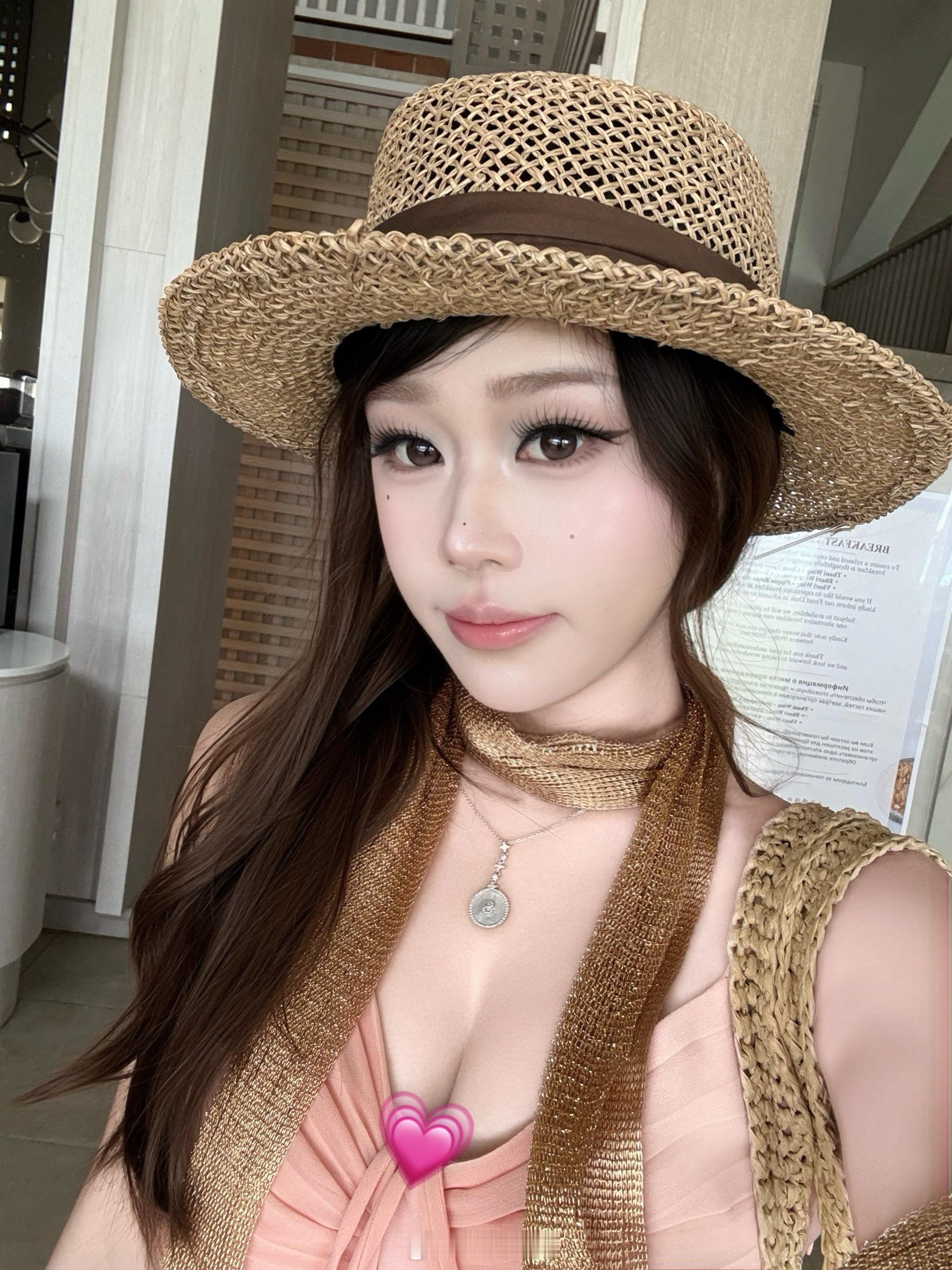 分享我选内衣的tips小学生身材变成前凸后翘、好身材的秘密㊙️想穿吊带、露背裙子，想聚拢出片就贴精灵耳胸贴像图1.2这种微微漏不会觉得擦，但又很出片直接无中生有，而且还有厚度小a直接平地起高楼！我出片的最爱！！穿特别紧身的上衣，想要显得胸大腰细的我就会穿外扩内衣！好多人姐妹夸我身材好，其实都是作弊做出来的哈哈哈哈像图4.5.6这都是穿的外扩内衣，有对比就会显得腰非常细，前凸后翘身材火辣辣图8.9.10这种想穿的舒服自在一点的，就贴个胸贴特别爽，像没穿一样！平时出门随便套个T恤就可以贴他，秋冬天我也是基本就贴个胸贴很舒服(*¯︶¯*)三十几块钱能用一两个月特别省！开学变美手册开学有点东西内衣