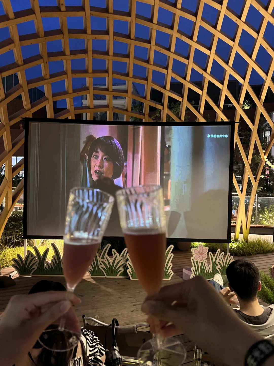 永远相信上海的浪漫🌙 看一场夏夜电影🎞️