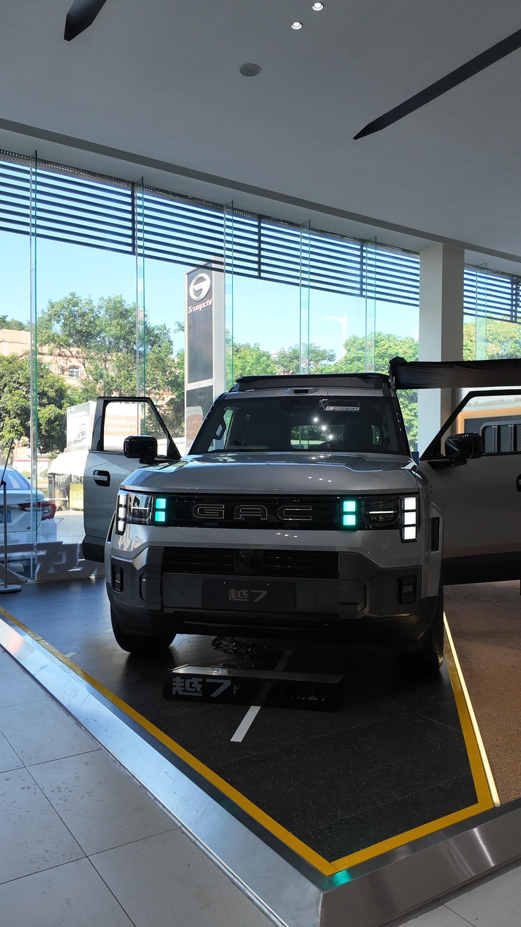 谁说硬派方盒子是男生专属？作为小个子00后女生，本次试驾传祺越7，彻底打破我对越野SUV笨重难开的固有印象！颜值与操控双在线，温柔好开又气场十足，完全拿捏女生用车需求。
 
硬朗方正的车身线条超吸睛，整车高级感拉满，拍照巨出片。最惊喜的是驾驶体验完全不笨重，方向盘