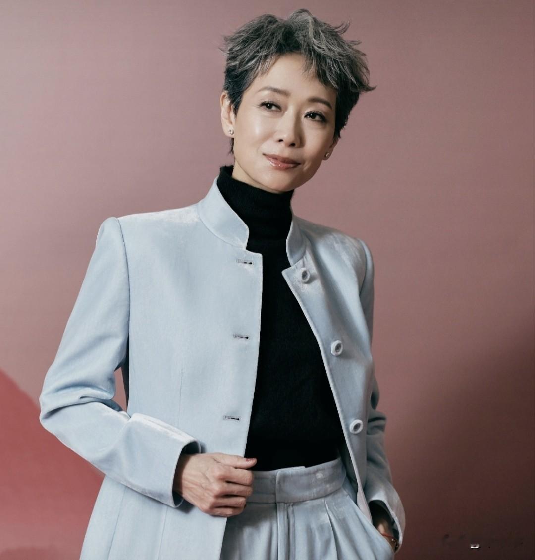 主持人问叶童:“你当影后有什么秘决吗？”叶童笑了:“如果我知道，我就继续当了！”

叶童的这话回答的真好。

叶童是两届金像影后，她20岁时凭《表错七日情》一战封后。

后来又以《婚姻勿语》再度摘得影后桂冠，还拿下过金像奖最佳女配。

不过叶童能拿到影后，不是靠运气，而是长久打磨出来的演技和长久的沉
